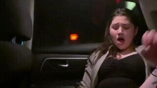 Alyx Star a tinédzser amatőr méretes tőgyes csajszika az uber kocsiban peckezik