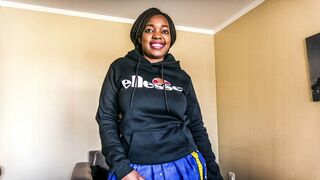 Néger fősulis kishölgy munkát keres a tanulmányaihoz