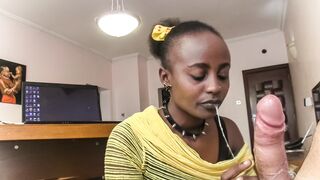 Nyakörves fekete kéjnő nyáladzik a főnök hímtagján