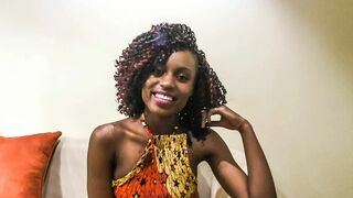 Mosolygós fekete csinibaba pov castingon keményen megkefélve