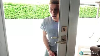 Szenvedélyes 40-es sierra megdugja a tini kukkolót