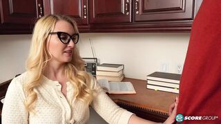 Szenvedélyes 40-es Julia Robbie és a tini fickó