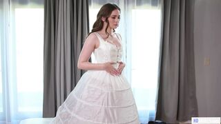 Mellbombás menyasszony kúrel a vőlegény nevelő testvérével