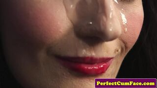 Kívánatos csipkés szépség kolosszális adag arcon