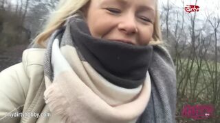 Forró zsenge csajszika kerékpáron dörzsöli szaftos puncáját