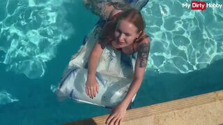 Emma wolf a tüzes csajszika aki a medencében közösül vadul