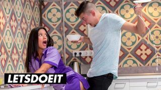 A csábos szobalány Jade Presley kitakarít és cumizza a bazinagy faszkat a forró szálláson