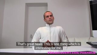 Ellenállhatatlan milf ügynök teszteli a erőszakos krapekot