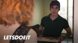 Megcsaló lyuk Arian Joy először a barátját baszogatja, aztán a kézbesítő csóka megdugja jól