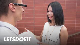 Jureka Del Mar ázsiai lány orálozza a nagyméretű zsíros idegen fazt és jól meglovagolja