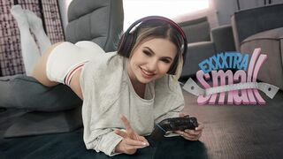 Pici zsenge kishölgy Aria Banks elkapja magas mostohabátyját Chris Epicet, aki a szobájában veri a léce