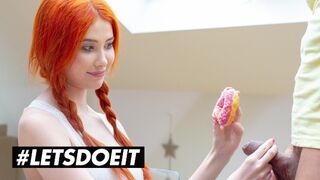 Gisha Forza hatalmas cicis vörös bombe egy fánkot érő erőszakos dugásért