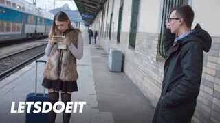 Selvaggia zsenge gádzsi felfogta Charlie Dean méretes faszát egy gyors pov dugásra