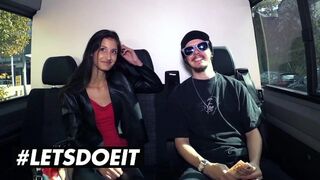 Karcsú néger Coco Kiss pénzért cidázza a óriási fekete fazt az autóban