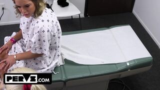 Mimi Monet orbitális popsikás izgató a orbitális farkú orvosnál a rendelőben