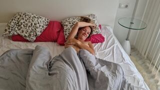 Bombázó csávó megbassza a haver feleségét, miután az lelépett, és pov videót készít neki