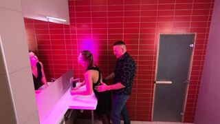 Éjszakai klubban történő valódi pásztoróra és beleélvezés a nyilvános wc-ben