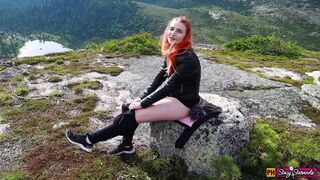Tinédzser vörös gádzsi masturbál a hegyekben orgiáig