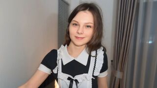 Ellenállhatatlan szobalányt keményen megbasszák takarítás után és összelövik az arcát
