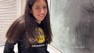 Balkonon dugom meg a szépséget a bulin, miközben a hapsija semmit sem sejt