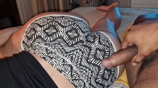 Nevelő fia megtanít kúrni a pici kanapén zaj nélkül, hogy a szüleim ne hallják a nyögéseimet