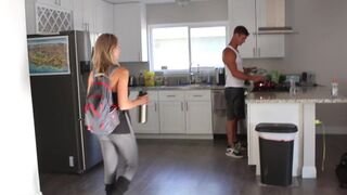 Szívdöglesztő világos szőke fitnesz pipi nedves szopást ad a pasijának és lenyeli