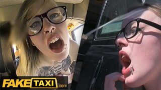 Tetkós Brit Alt-Modell Szemüvegben Keményen Megrakva a Fake Taxi Autójában