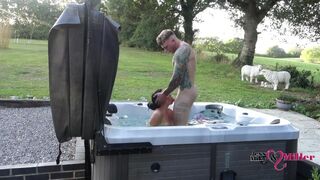 Szívdöglesztő kinti légyott a forró jacuzziban egy kéjes hétvégén