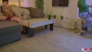 Mostohaanya leszopja a nevelő fia farkát és hátsó lyukba basszák a férje háta mögött