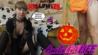 Pici boszorkány megidézi a nagyméretű rúdat és keményen megbasszák, hogy beleélvezzen a puncijába - halloween 2020