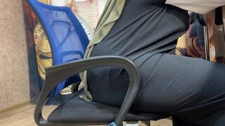 Kampim arab felesége beindult a munkahelyén és megdugta magát a bugyijában