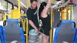 Érett csóka dörzsöli és kiveri a barnára a buszon, amíg el nem élvez