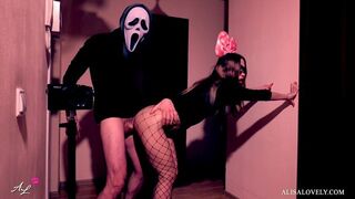 Maszkos őrült keményen megbassza a afrikai fiatalsszonyt a tükör előtt - halloween szerepjáték fétis páros játék