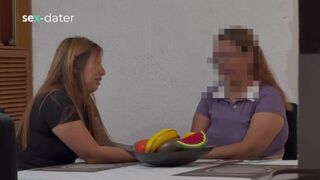 Ellenállhatatlan vén nő ujjazza a tinédzser leszbi puncit, amíg az élvezve élvez