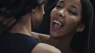 Ebony Vampire Mistress Lia Lin elcsábít egy argentin bazinagy csöcsű fiatal lányt a Vampired kíméletlen domina játékában