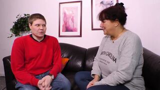 Vörös hajú milf kolosszális mellekkel orálozza a hímvesszőt és hagyja hogy keményen megdugják