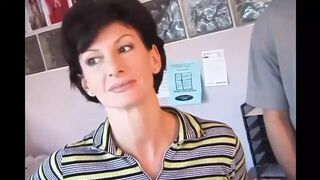 Sharon Mitchell feleségként leszopja és hátsó nyílásba veszi Mark Wood farkát retro stílusban