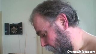 Zsenge vörös kishölgy cidázza és lovagol a nagypapa kukiján