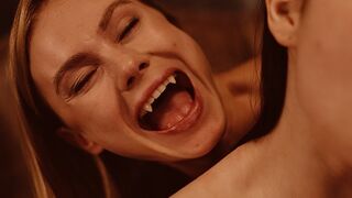 Világos Szőke Vámpír Nancy Ace Uralja Matty Milát a Vampired Csatornán - Ellenállhatatlan Leszbi Jelenet Vörös Harapásokkal