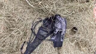 Gigászi popsikás korosodó nő orálozza a paraszt farkát a disznóólban