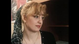 Világos Szőke nagymellű csajok szőrös puncit szopnak gigászi farokkal retro jelenetben
