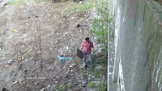 Krissy Kage fekete hajjal durván tolva az elhagyott épületben